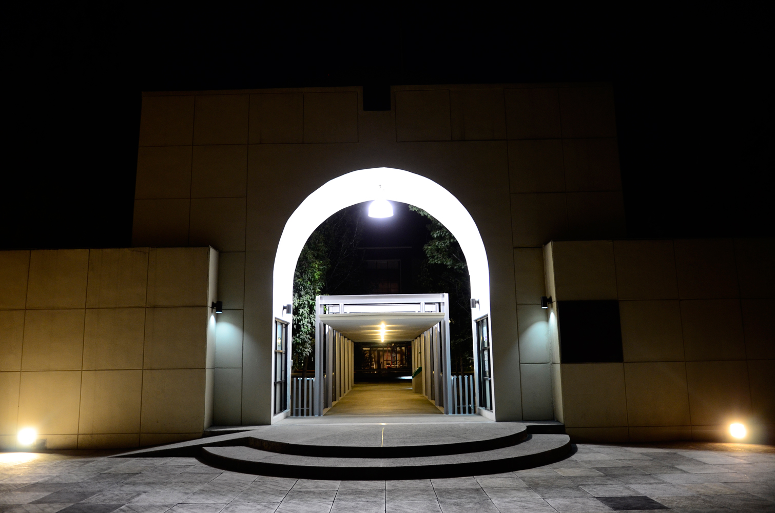 Entrada principal de noche, campus, Santa Teresa